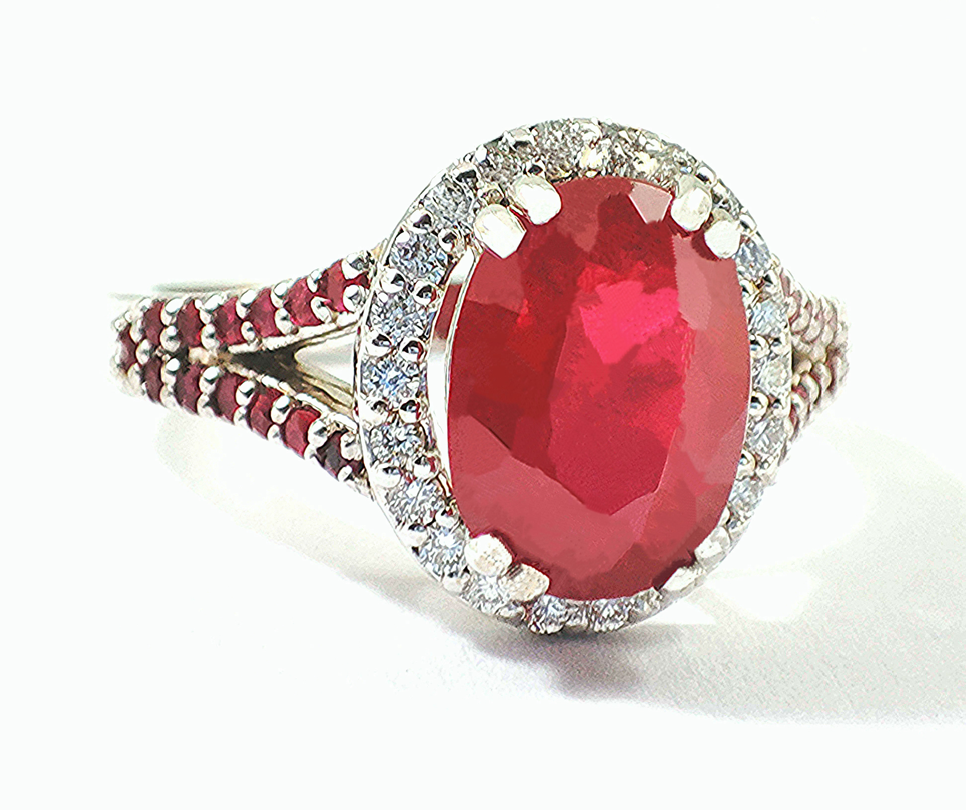 Anello in oro bianco 18 kt con Rubino naturale centrale di almeno 2,00 ct circondato da Diamanti e Rubini laterali - immagine 2