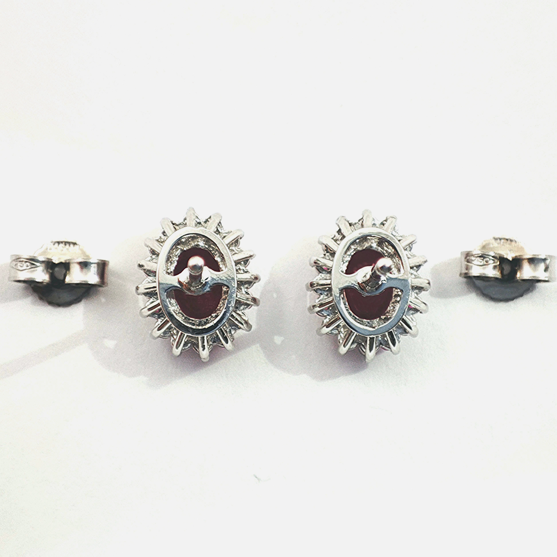 Orecchini in oro bianco 18 kt con Rubini naturali di almeno 2,50 ct circondato da Diamanti e Rubini alternati. - immagine 6
