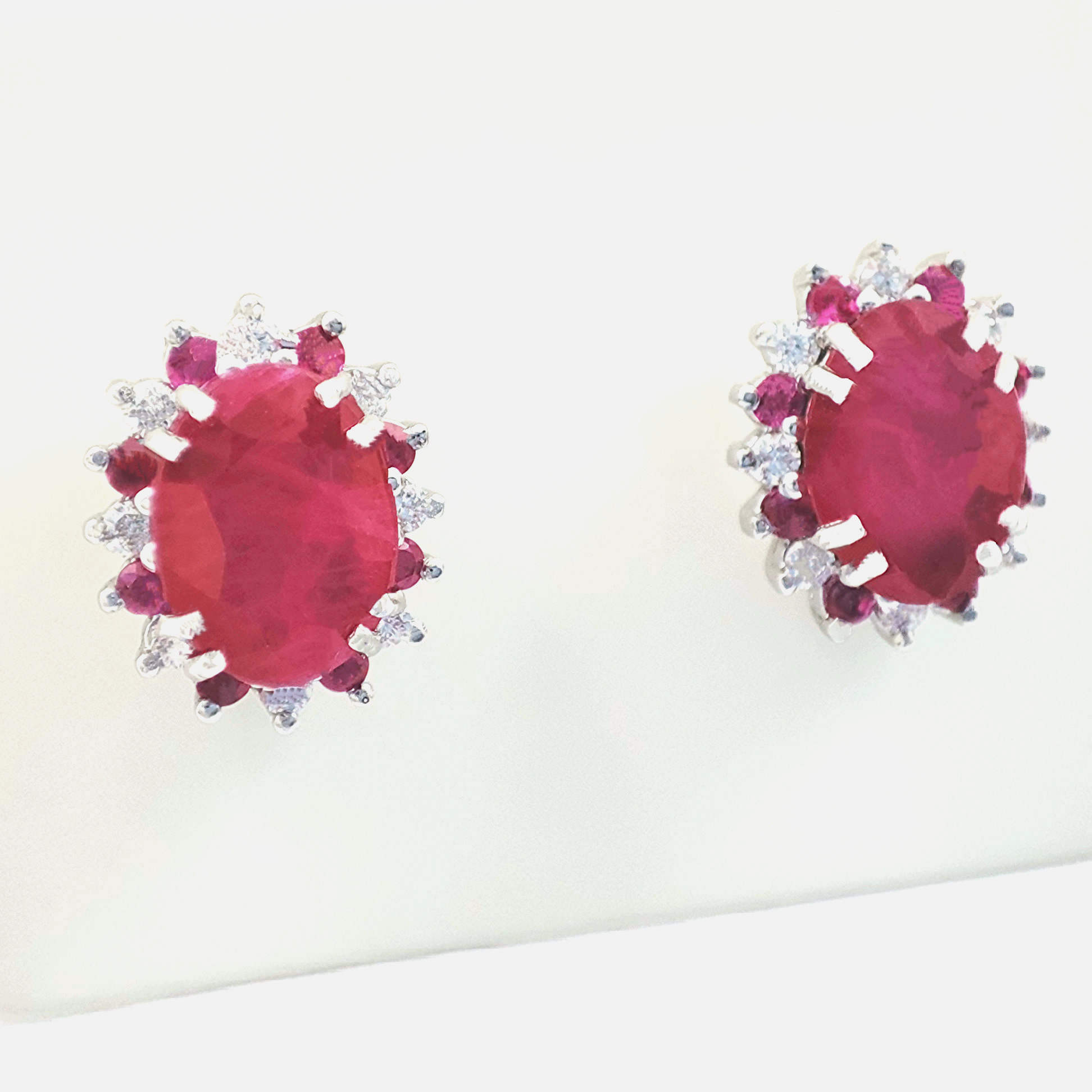Orecchini in oro bianco 18 kt con Rubini naturali di almeno 2,50 ct circondato da Diamanti e Rubini alternati. - immagine 2