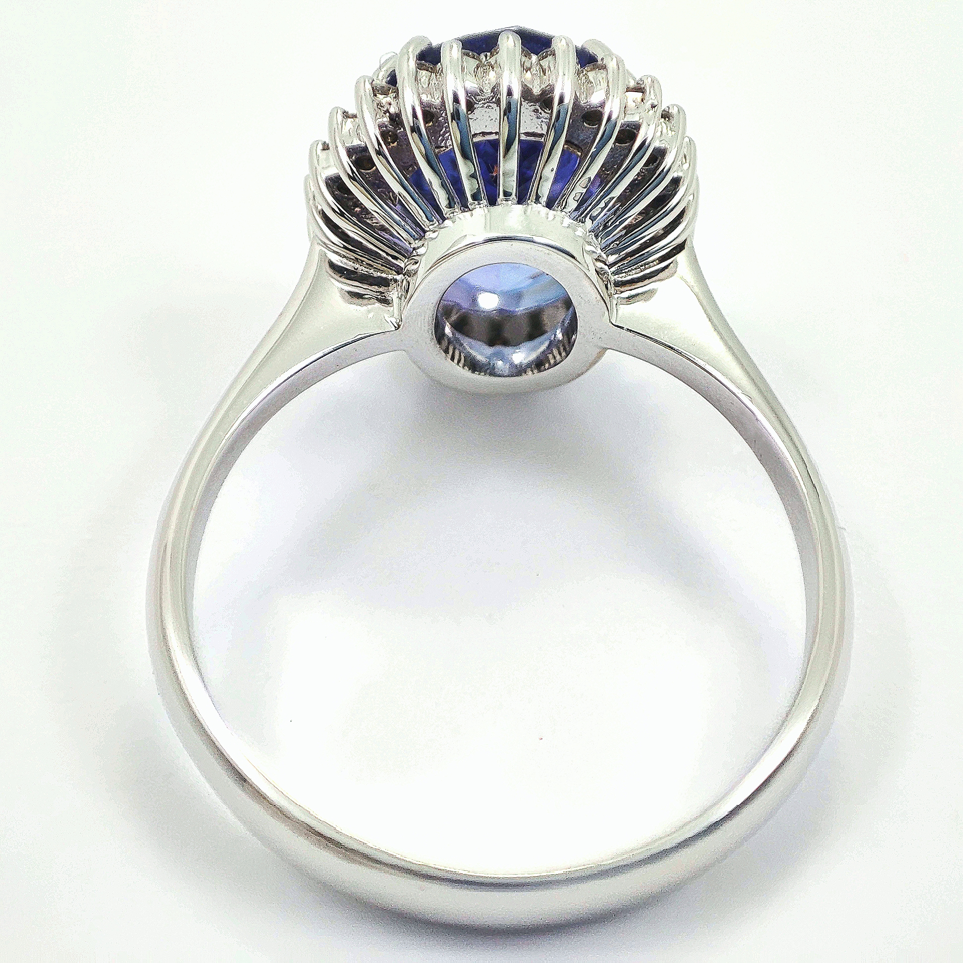 Anello in oro bianco 18kt con tanzanite naturale di almeno 3,50 ct circondata da diamanti - immagine 7