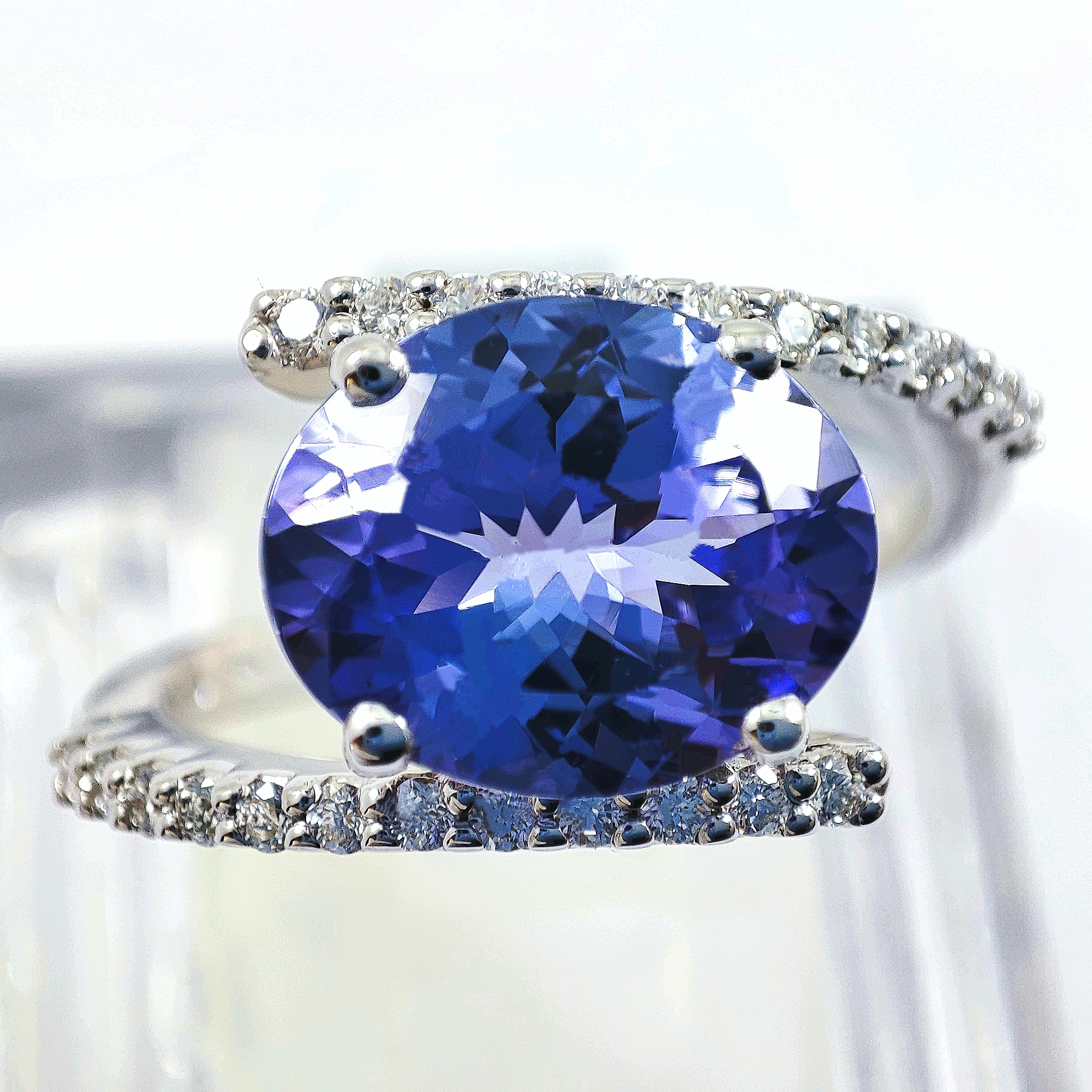 Anello in oro bianco 18kt con tanzanite naturale di almeno 3,50 ct circondata da diamanti