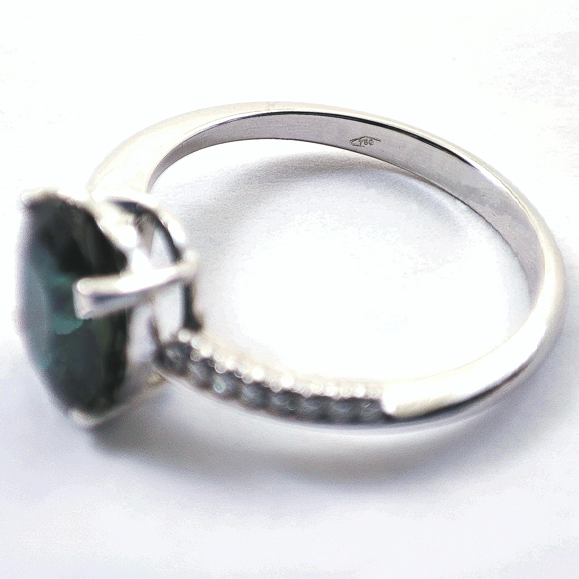 Anello in oro bianco 18 kt con zaffiro naturale centrale di almeno 2,00 ct con diamanti laterali - immagine 8