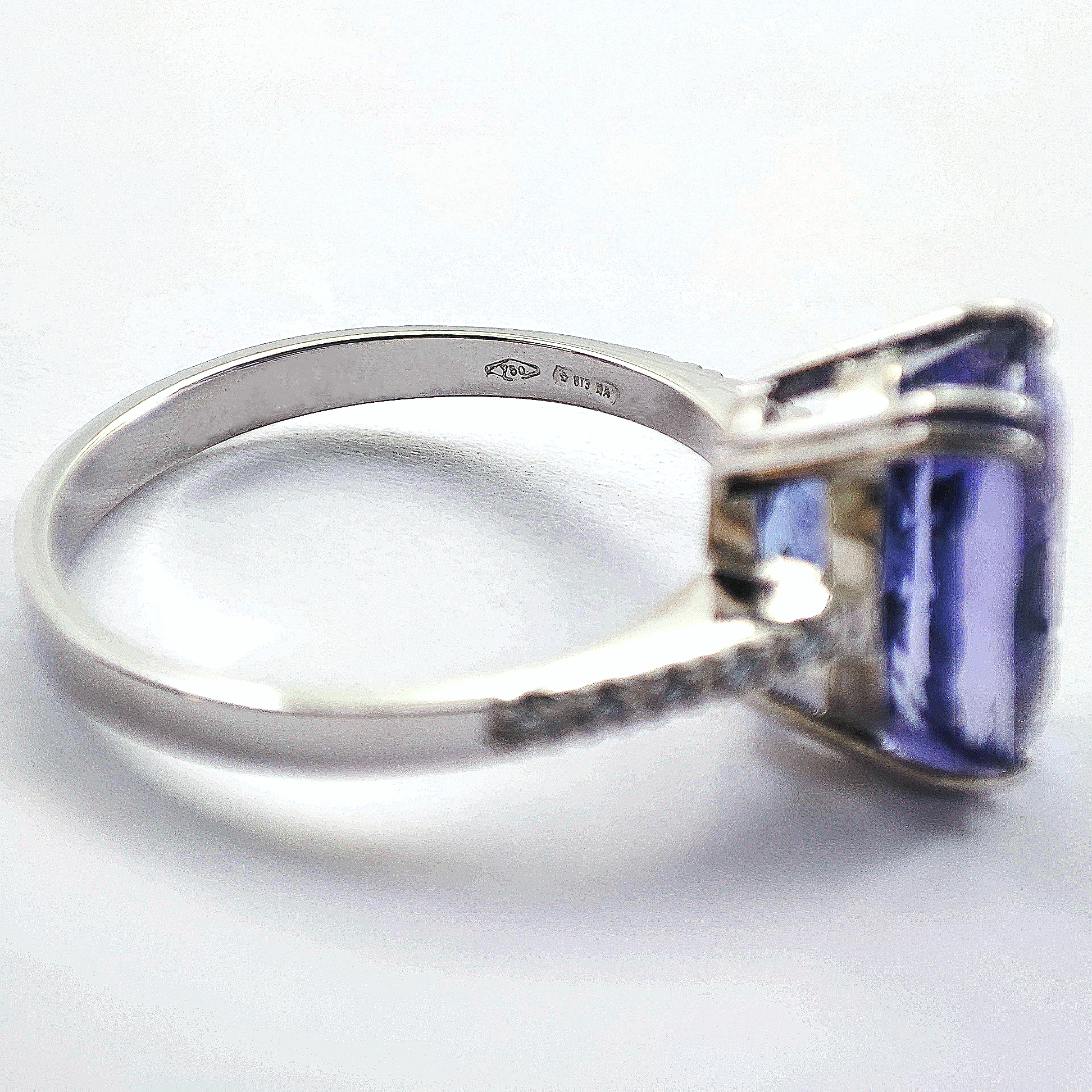 Anello in oro bianco 18kt con tanzanite naturale di almeno 3,50 ct con diamanti laterali - immagine 7