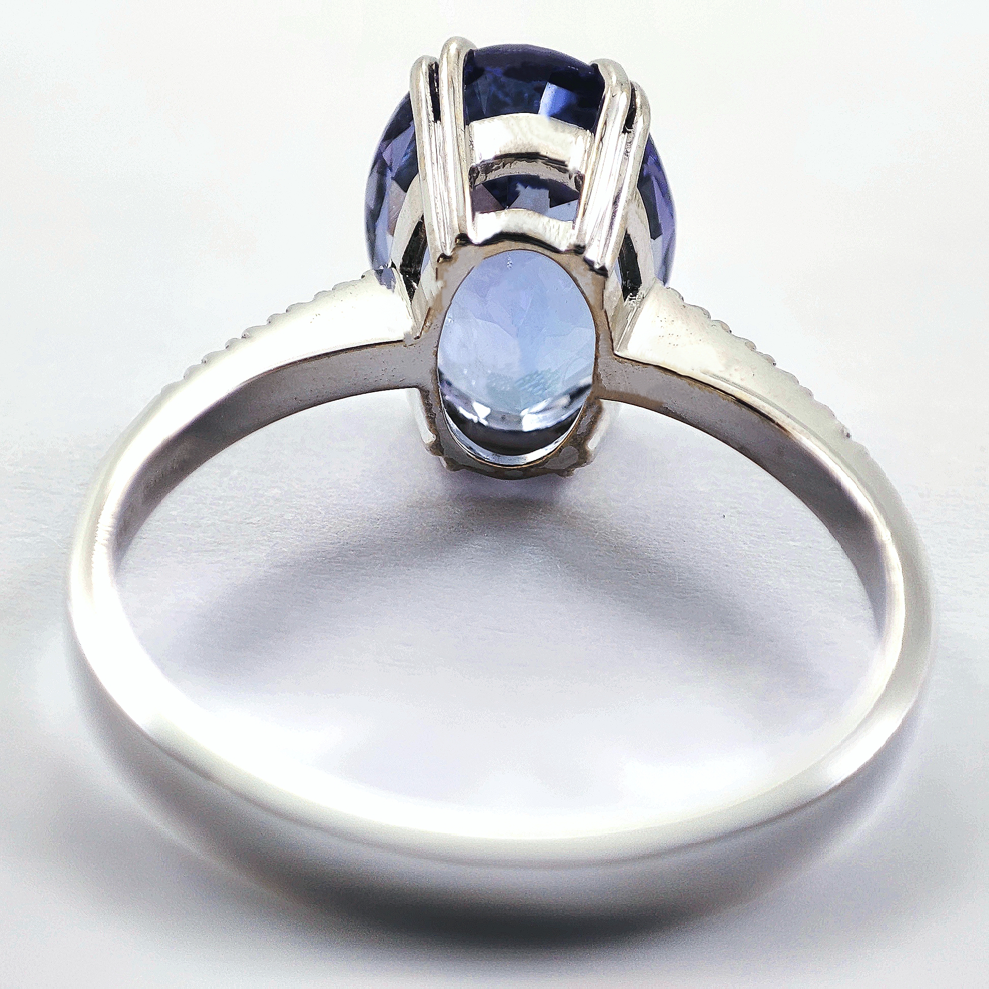 Anello in oro bianco 18kt con tanzanite naturale di almeno 3,50 ct con diamanti laterali - immagine 6