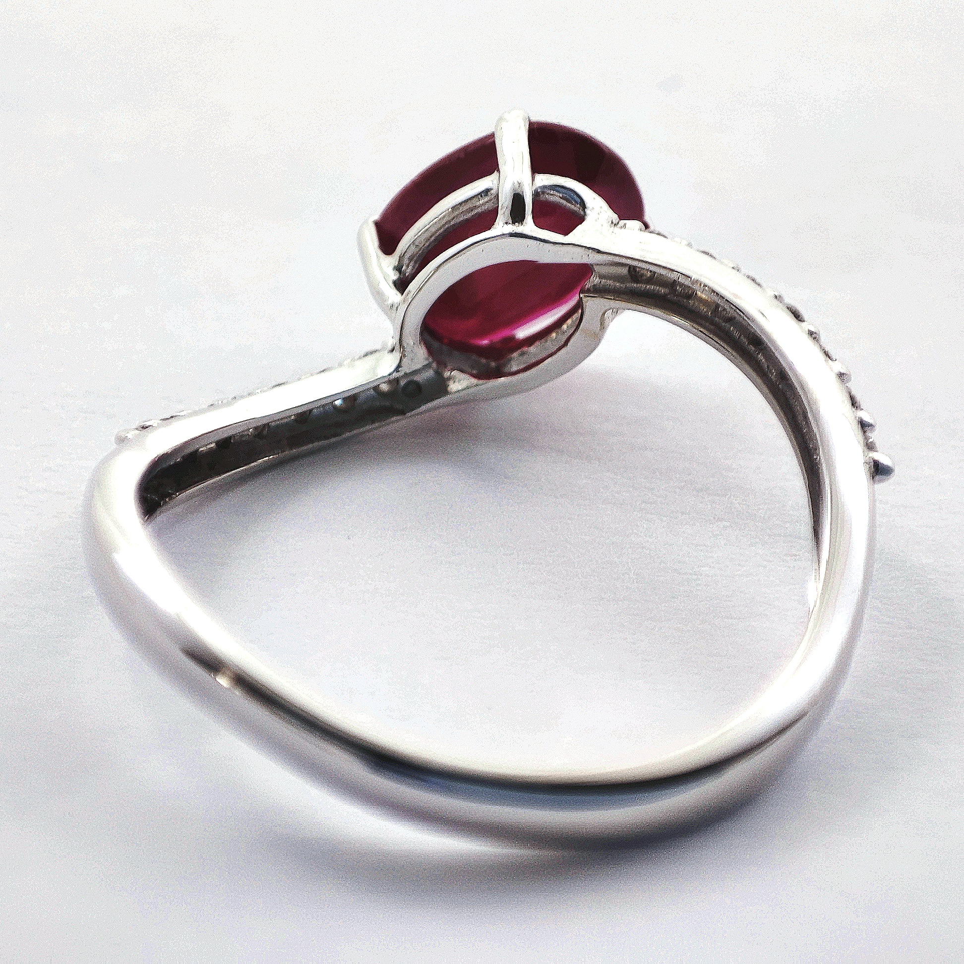 Anello in oro bianco 18 kt con rubino naturale centrale di almeno 2,00 ct con diamanti ai lati - immagine 8